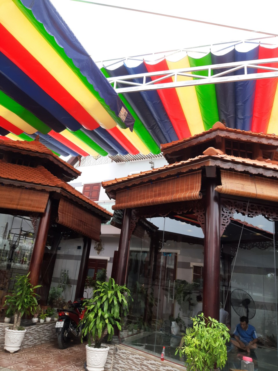 Khám phá vẻ đẹp và ứng dụng của mái che xếp lượn sóng - Giải pháp chống nắng tối ưu cho không gian ngoài trời