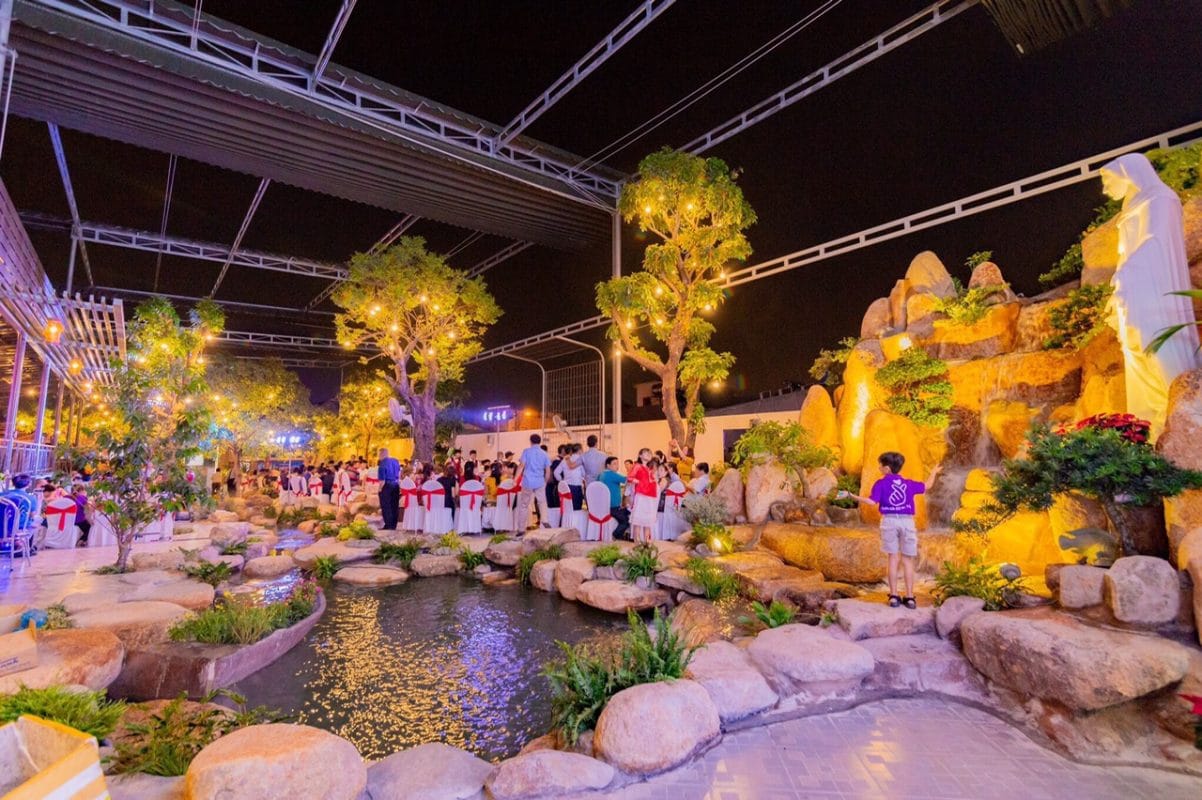 Mái xếp cho quán ăn - Giải pháp tối ưu để nâng cao trải nghiệm khách hàng và bảo vệ không gian kinh doanh