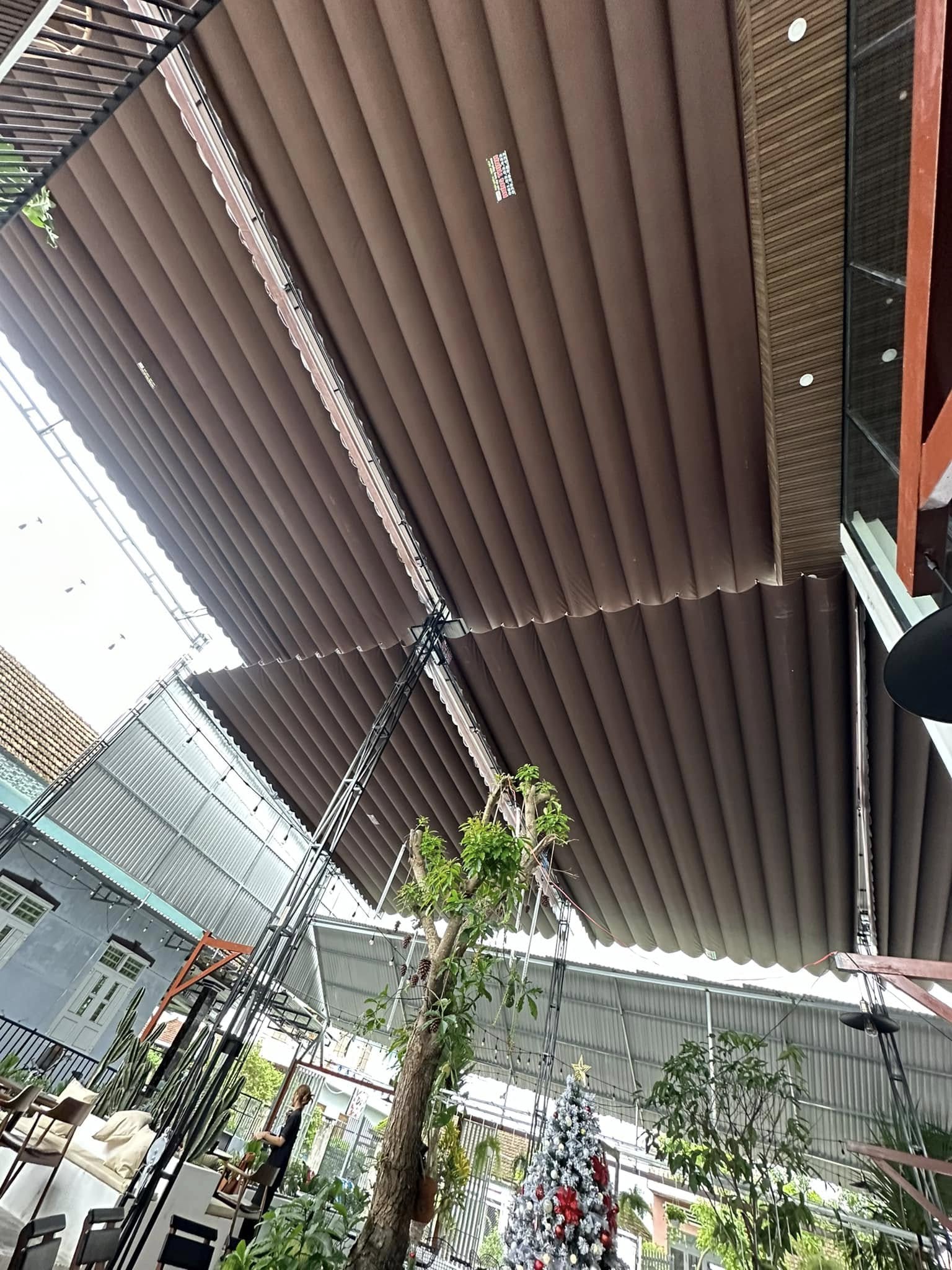 Mái xếp cho cửa hàng ăn uống - Giải pháp tối ưu giúp mở rộng không gian và nâng cao trải nghiệm khách hàng