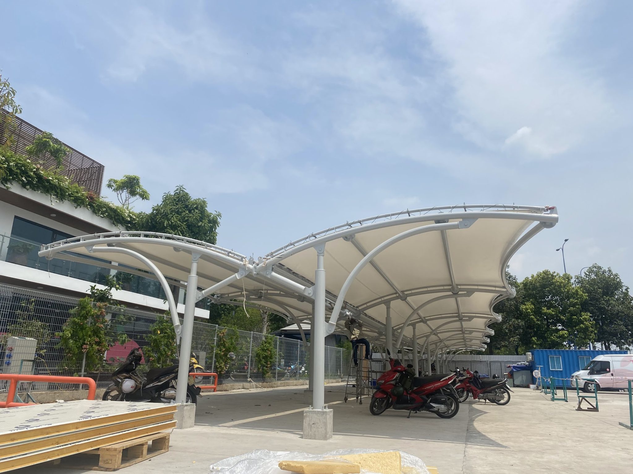 Mái xếp cho nhà xe – Giải pháp tối ưu chống nóng, che chắn hiệu quả cho phương tiện